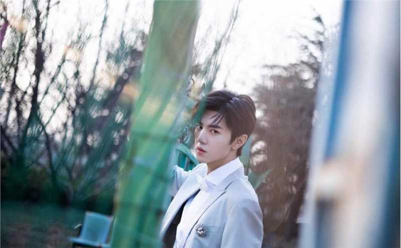 精选陈哲远西装清冷感户外时尚图片图册