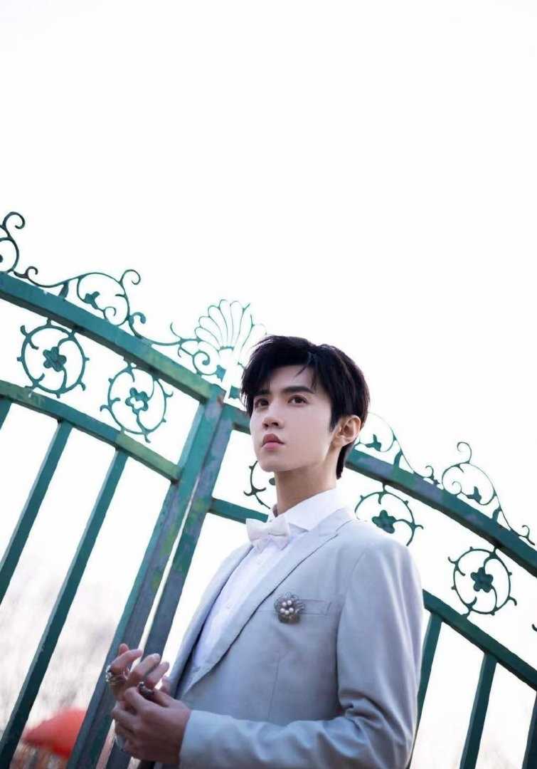 精选陈哲远西装清冷感户外时尚图片图册