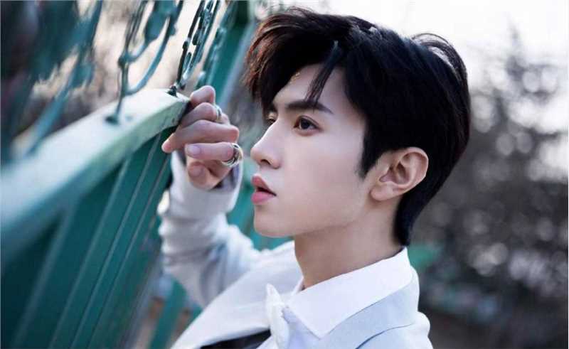 精选陈哲远西装清冷感户外时尚图片图册