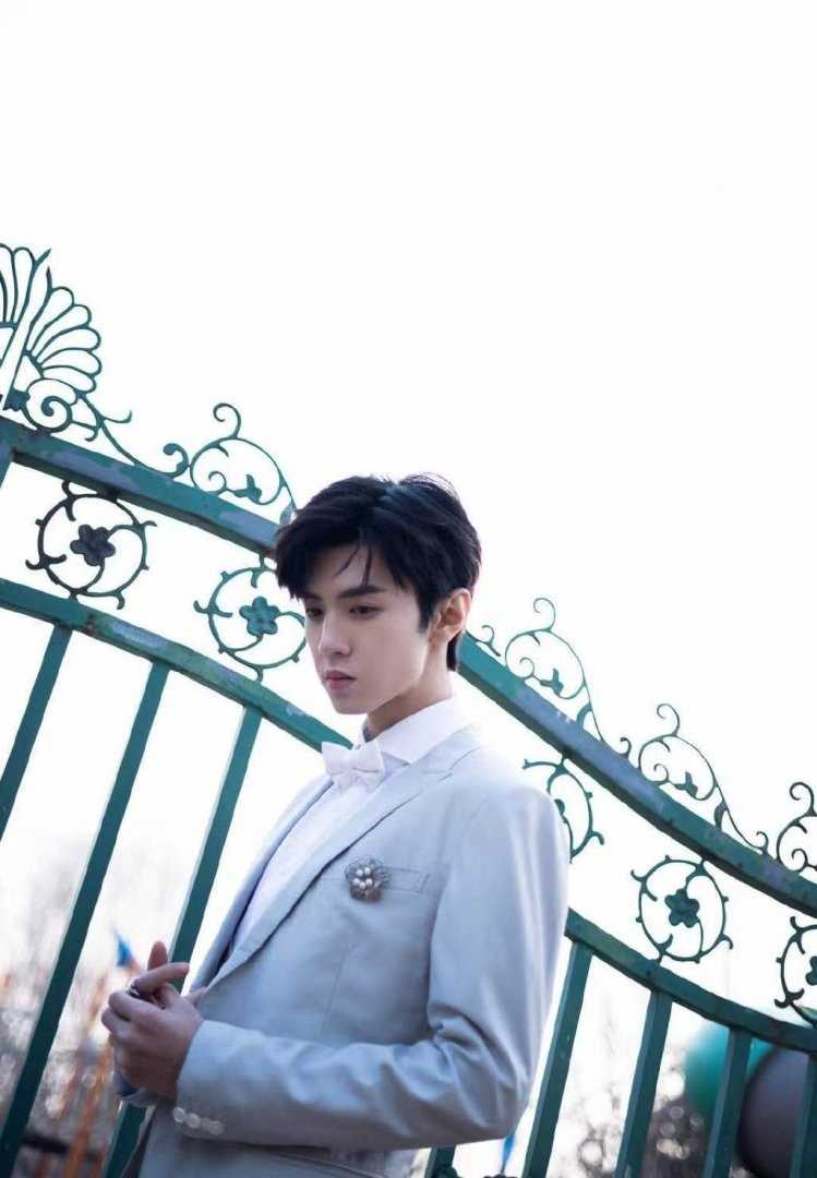 精选陈哲远西装清冷感户外时尚图片图册