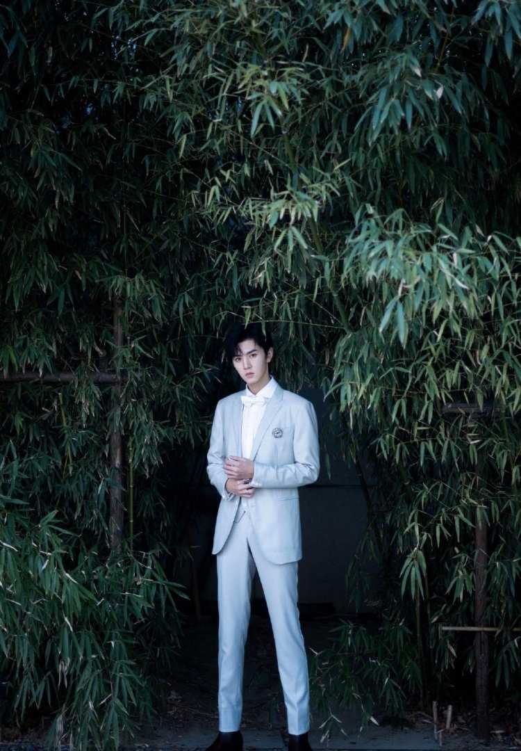 精选陈哲远西装清冷感户外时尚图片图册