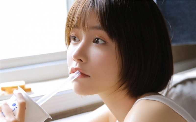 最新可盐可甜的短发少女清纯图片图集