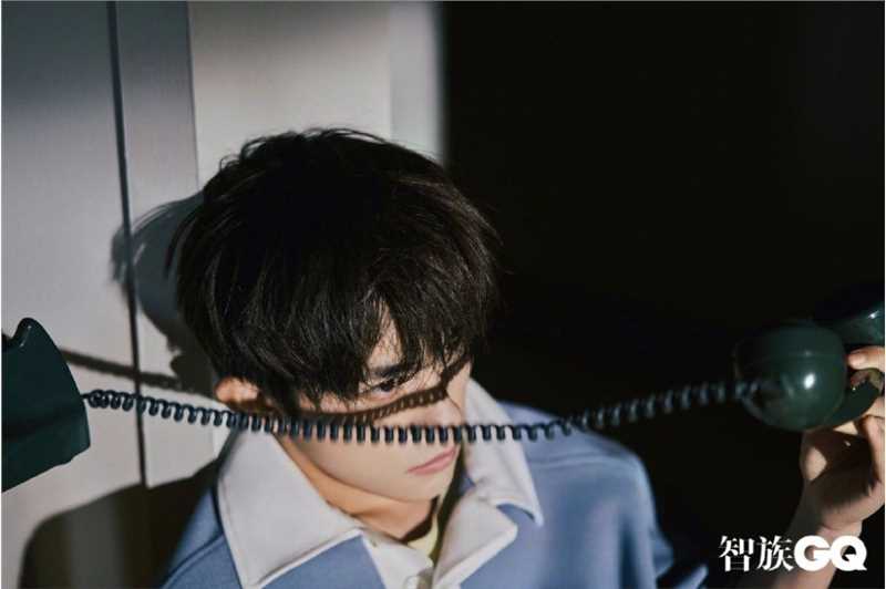 最新易烊千玺文艺复古风时尚图片壁纸