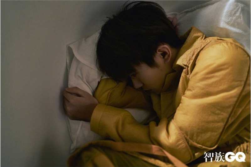 最新易烊千玺文艺复古风时尚图片壁纸