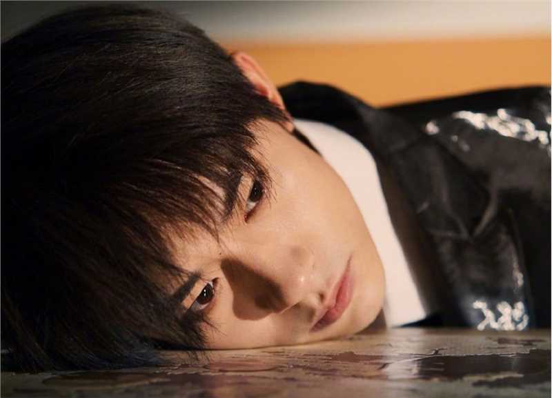 最新易烊千玺文艺复古风时尚图片壁纸