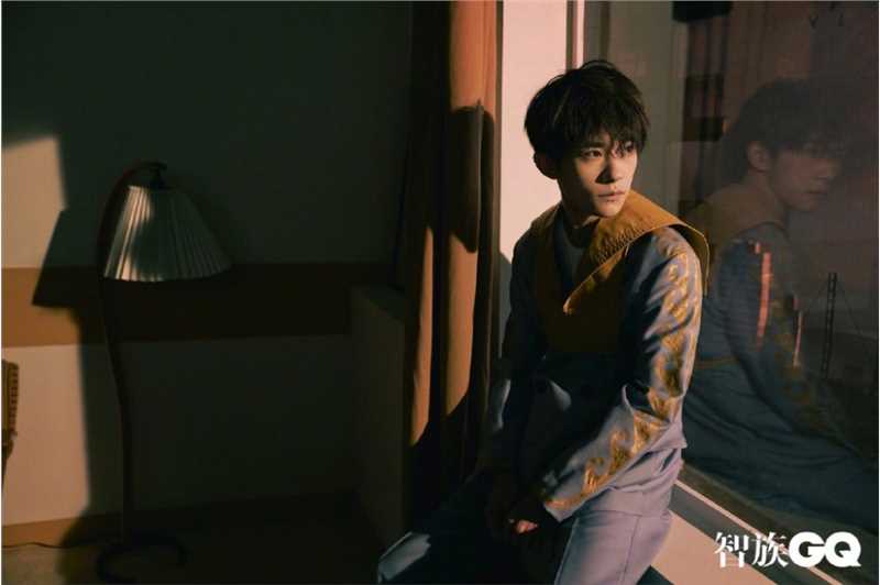 最新易烊千玺文艺复古风时尚图片壁纸