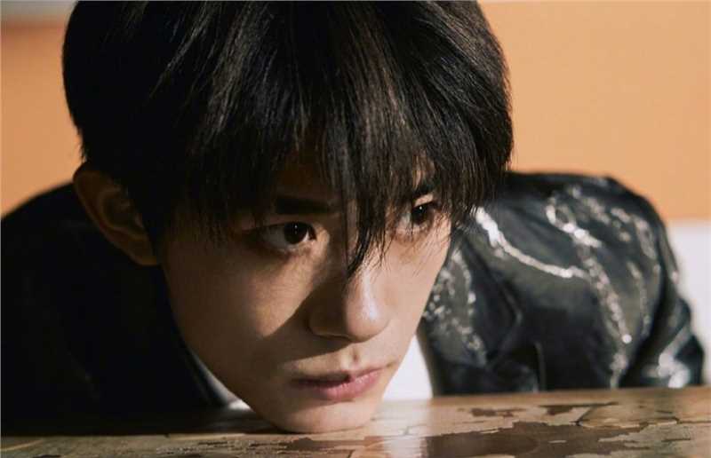 最新易烊千玺文艺复古风时尚图片壁纸