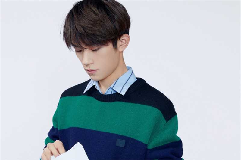 最新易烊千玺文艺复古风时尚图片壁纸