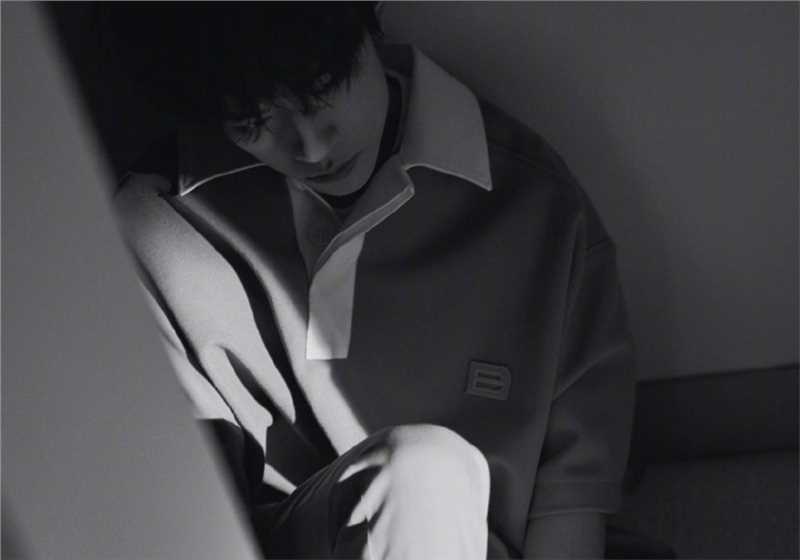 最新易烊千玺文艺复古风时尚图片壁纸