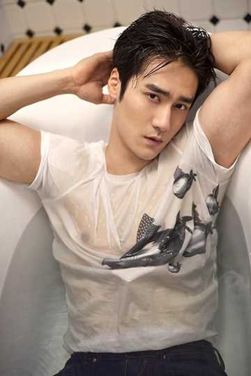 最新易烊千玺文艺复古风时尚图片壁纸