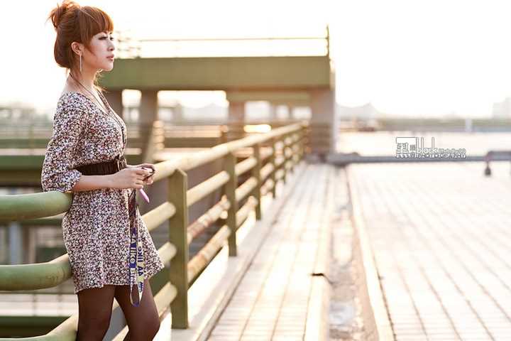 高清黑丝美女豹纹裙户外性感图片图册