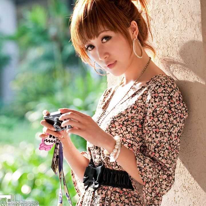 高清黑丝美女豹纹裙户外性感图片图册