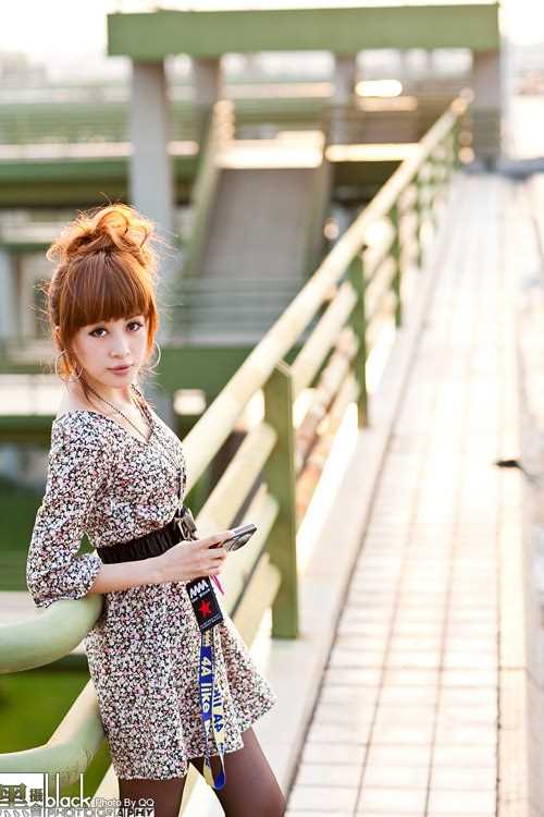 高清黑丝美女豹纹裙户外性感图片图册