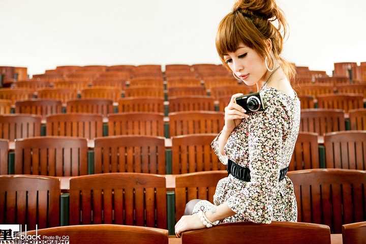 高清黑丝美女豹纹裙户外性感图片图册