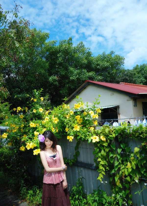 最新花丛下的美女吊带裙性感图片壁纸