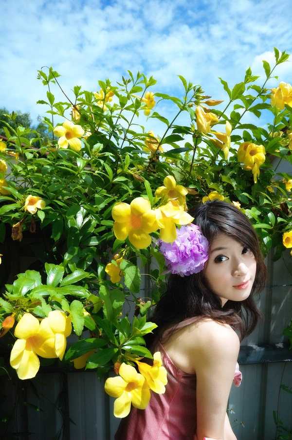 最新花丛下的美女吊带裙性感图片壁纸