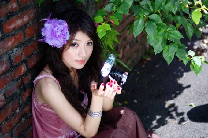 最新花丛下的美女吊带裙性感图片壁纸