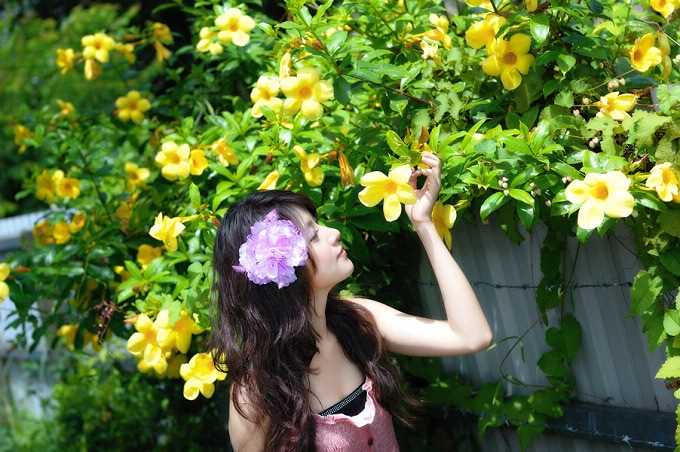 最新花丛下的美女吊带裙性感图片壁纸