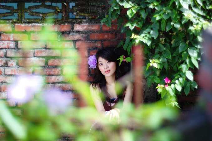 最新花丛下的美女吊带裙性感图片壁纸