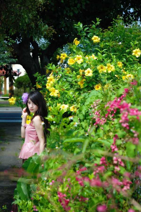 最新花丛下的美女吊带裙性感图片壁纸