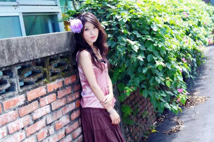 最新花丛下的美女吊带裙性感图片壁纸