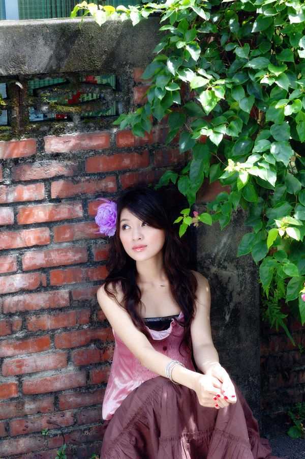 最新花丛下的美女吊带裙性感图片壁纸