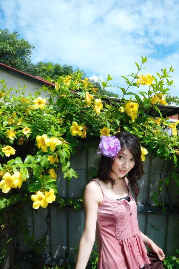 最新花丛下的美女吊带裙性感图片壁纸