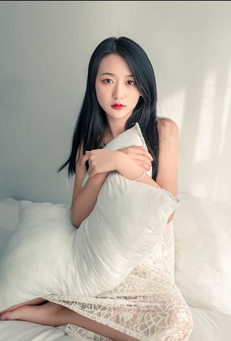 高清蓝绿发色小姐姐白色修身蕾丝短裙清纯艺术照图集