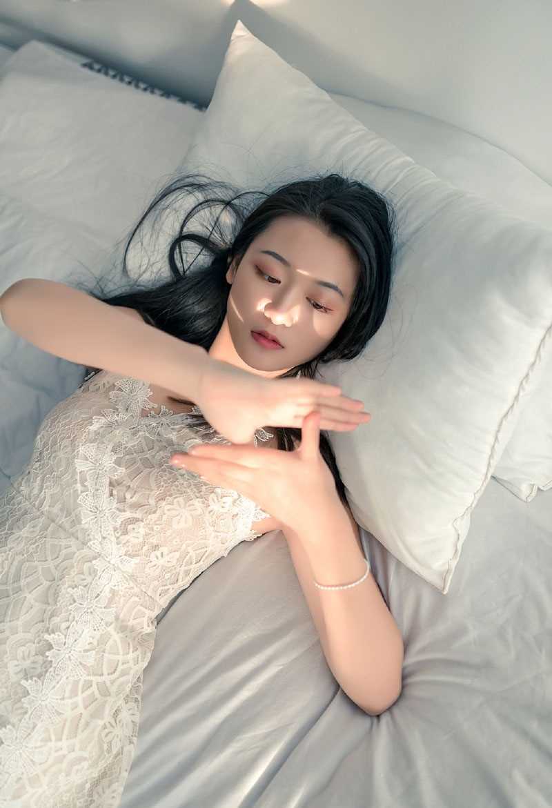 高清蓝绿发色小姐姐白色修身蕾丝短裙清纯艺术照图集