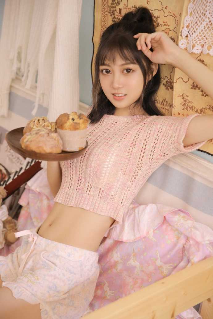 最新小蛮腰少女甜美可爱风图片图集