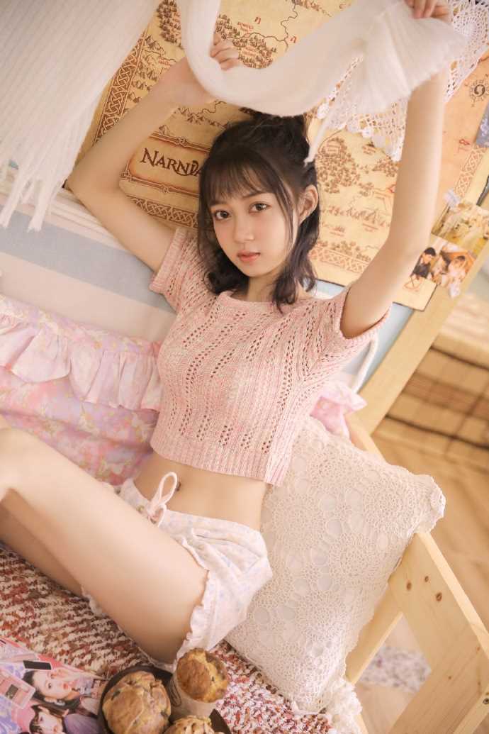 最新小蛮腰少女甜美可爱风图片图集