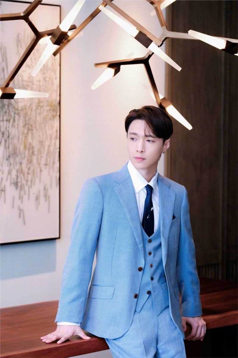 张艺兴莫兰迪蓝色系西装时尚图片