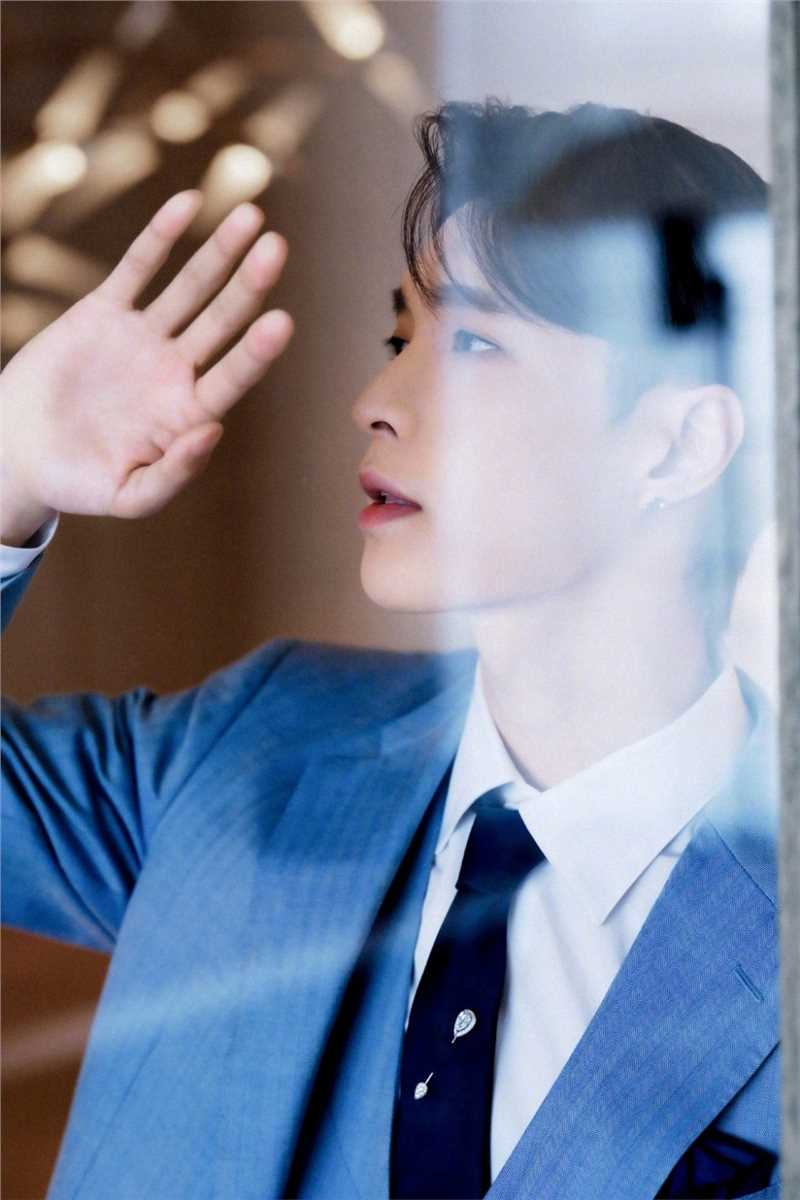 张艺兴莫兰迪蓝色系西装时尚图片