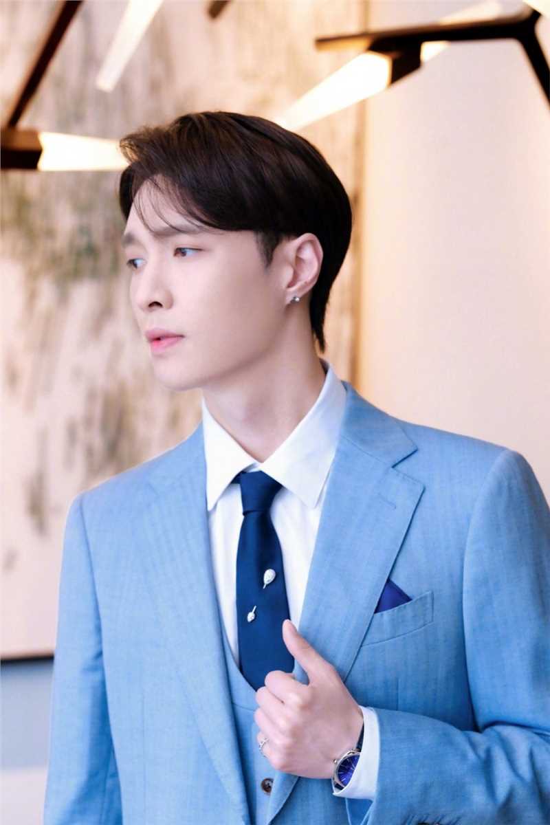 张艺兴莫兰迪蓝色系西装时尚图片