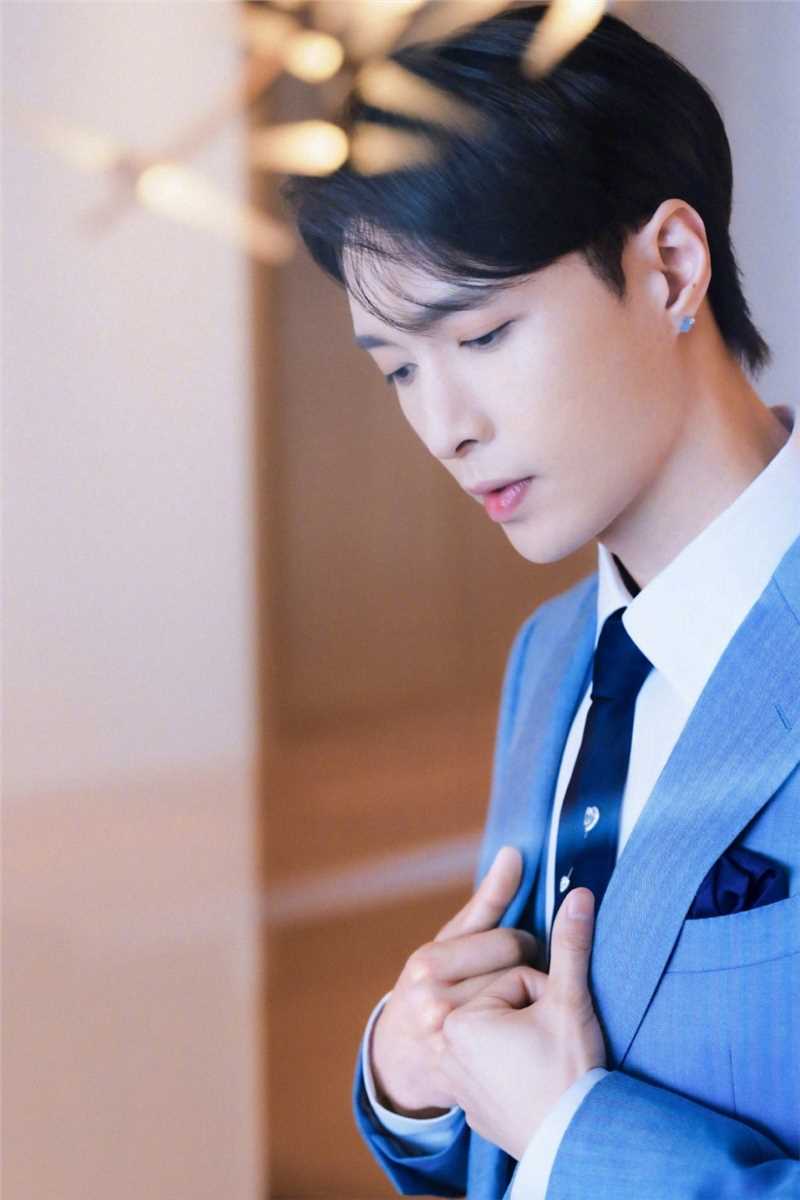 张艺兴莫兰迪蓝色系西装时尚图片