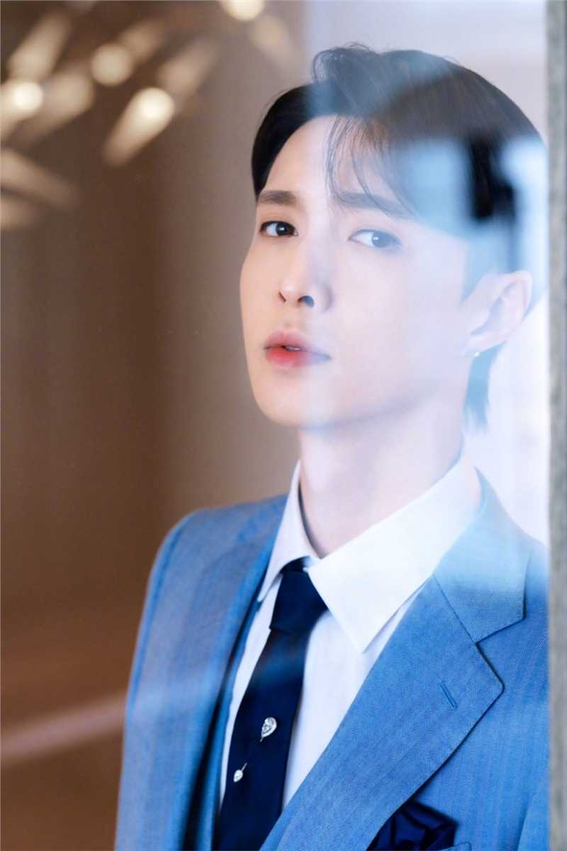 张艺兴莫兰迪蓝色系西装时尚图片