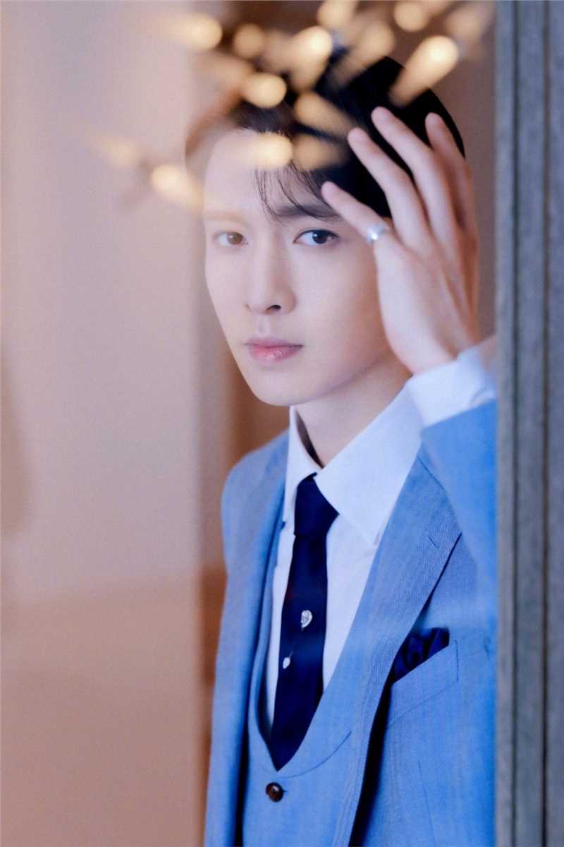 张艺兴莫兰迪蓝色系西装时尚图片