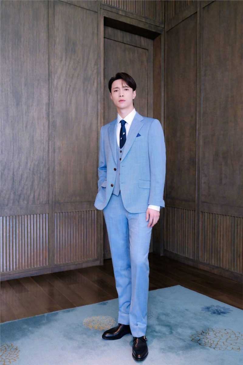 张艺兴莫兰迪蓝色系西装时尚图片