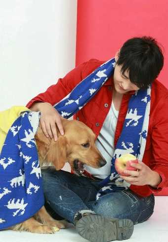 张艺兴莫兰迪蓝色系西装时尚图片