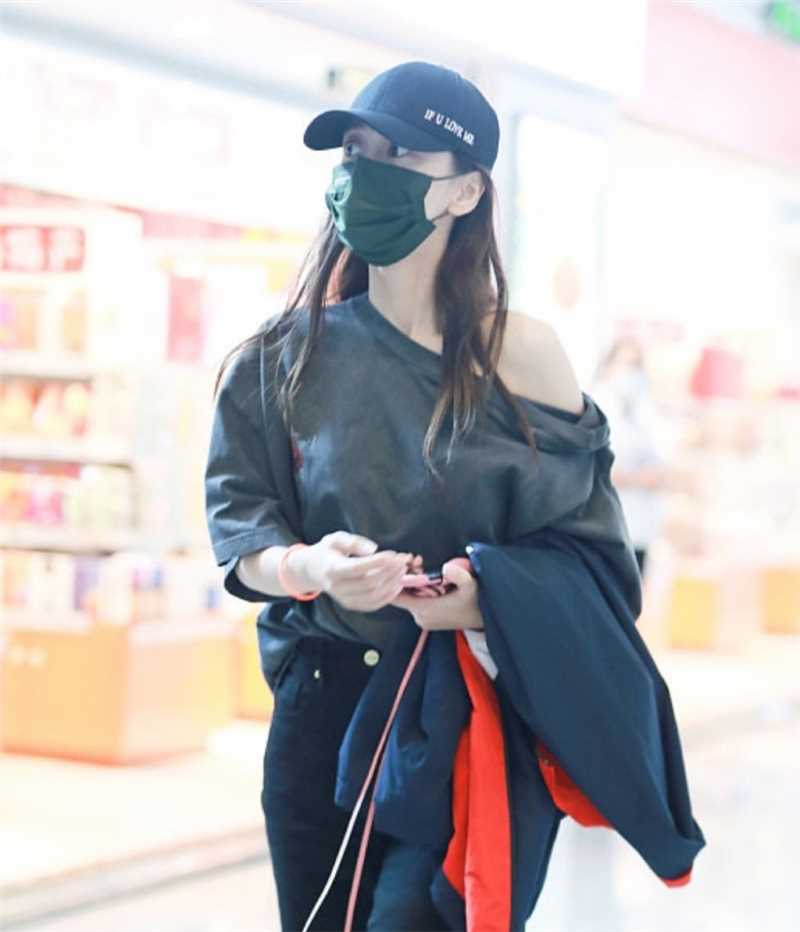 优质Angelababy杨颖露肩衣机场时尚穿搭合集相册