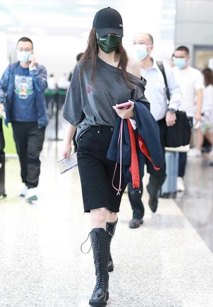 优质Angelababy杨颖露肩衣机场时尚穿搭合集相册