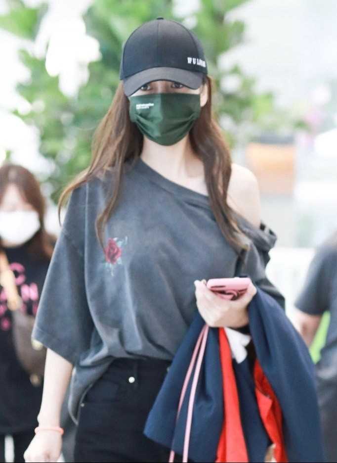 优质Angelababy杨颖露肩衣机场时尚穿搭合集相册