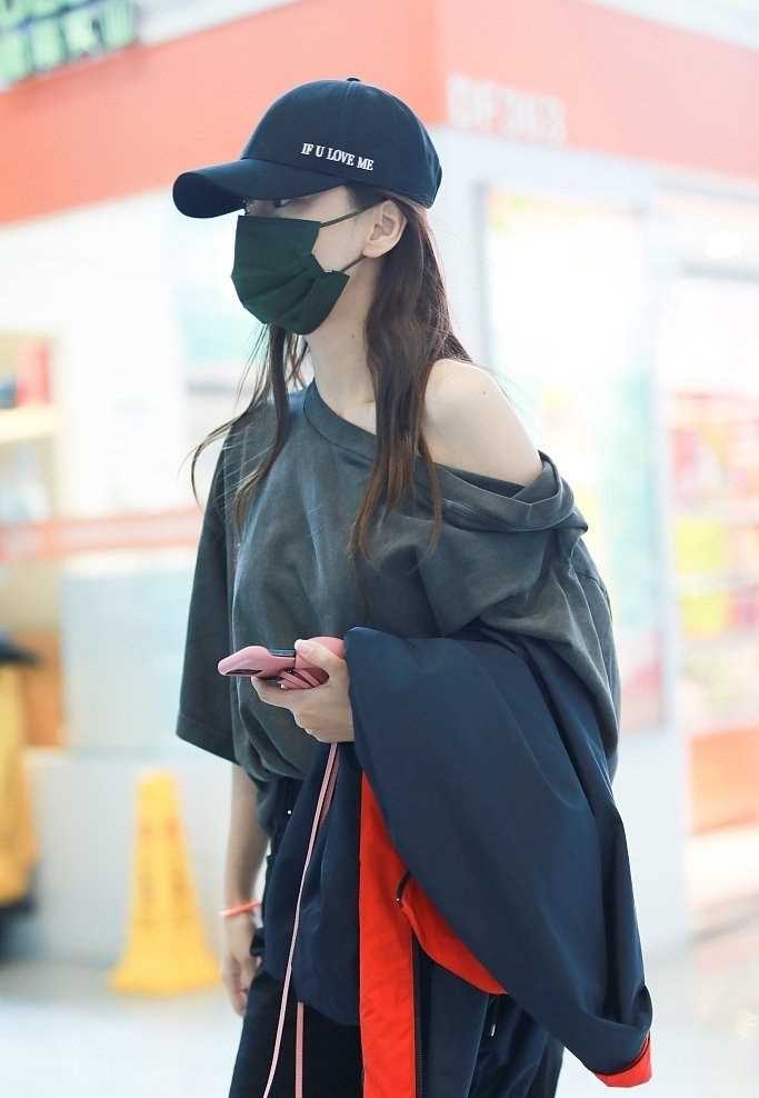 优质Angelababy杨颖露肩衣机场时尚穿搭合集相册