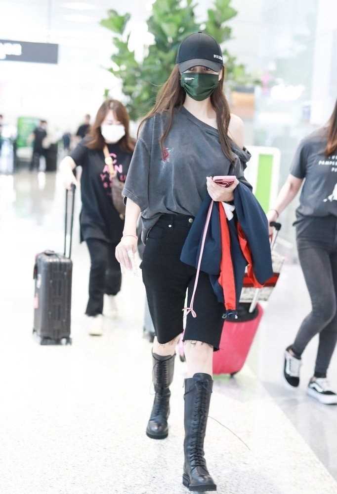 优质Angelababy杨颖露肩衣机场时尚穿搭合集相册