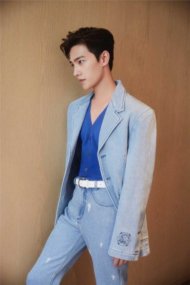 高清杨洋V领黑白西装时尚质感图集