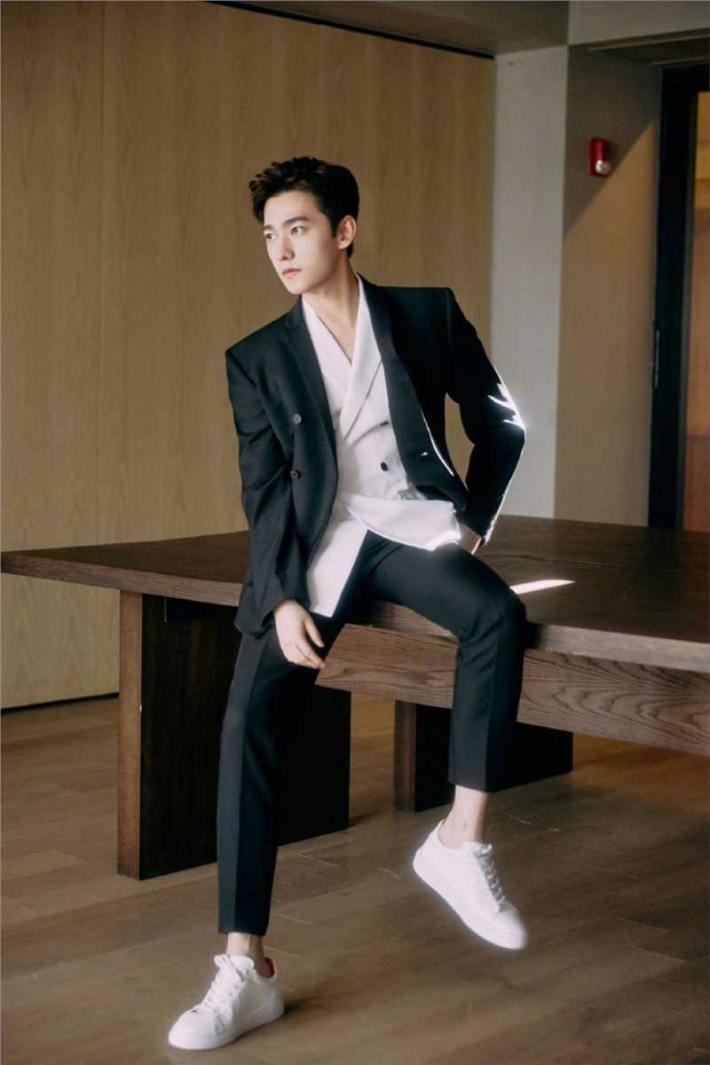 高清杨洋V领黑白西装时尚质感图集