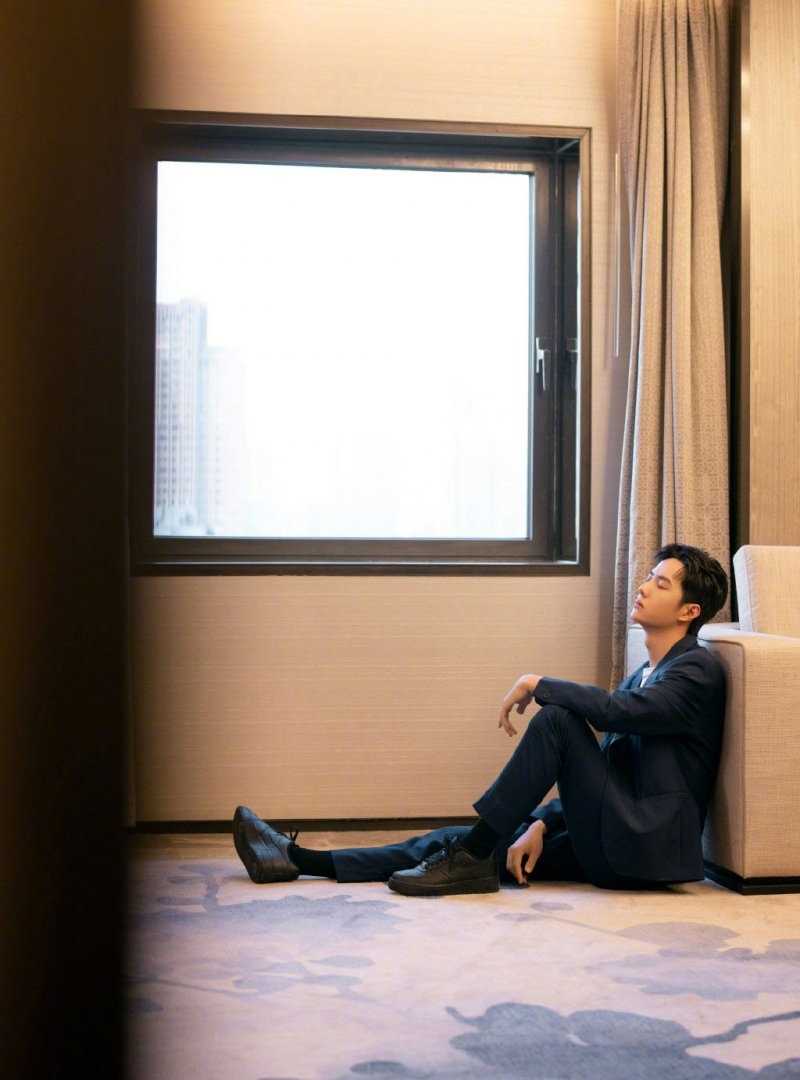 最全王一博西装复古风质感时尚大片壁纸