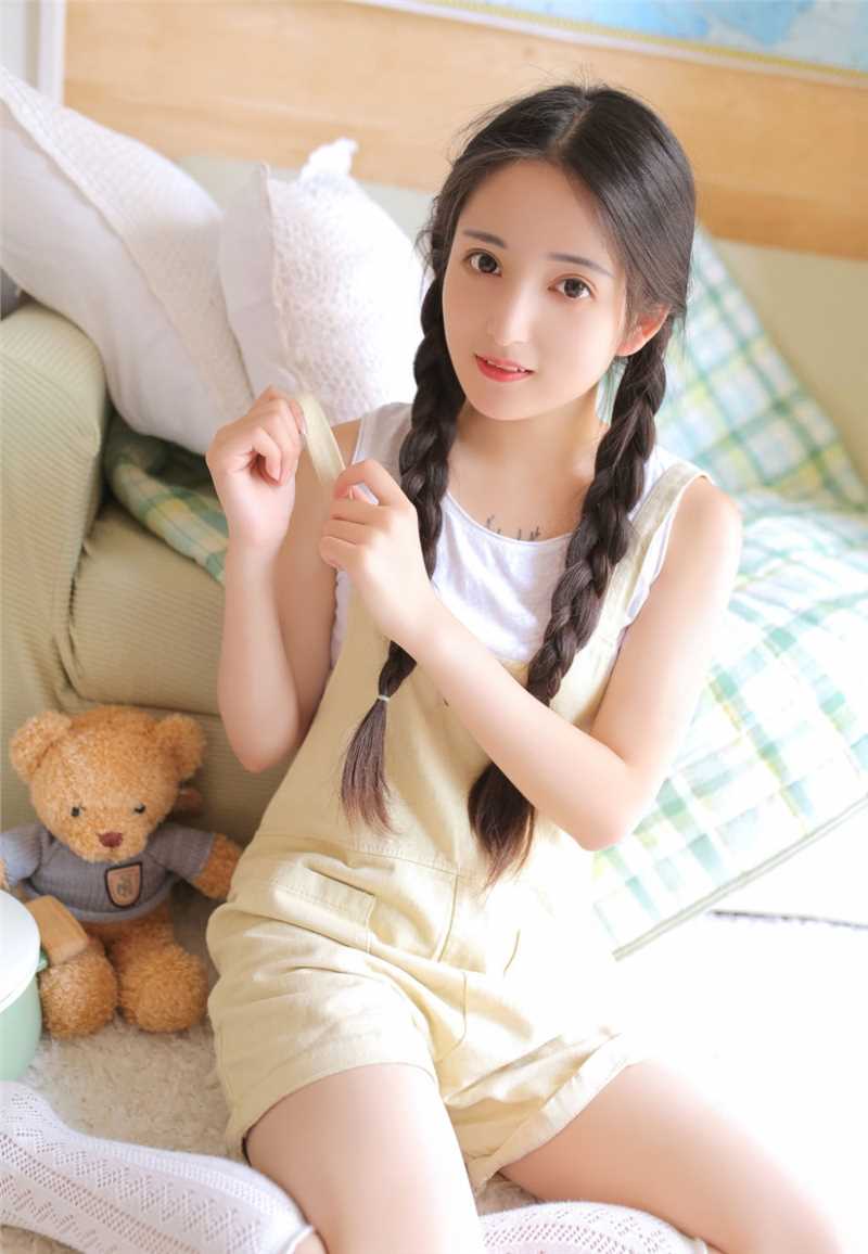 最新白丝少女背带短裤青春甜美风图片壁纸