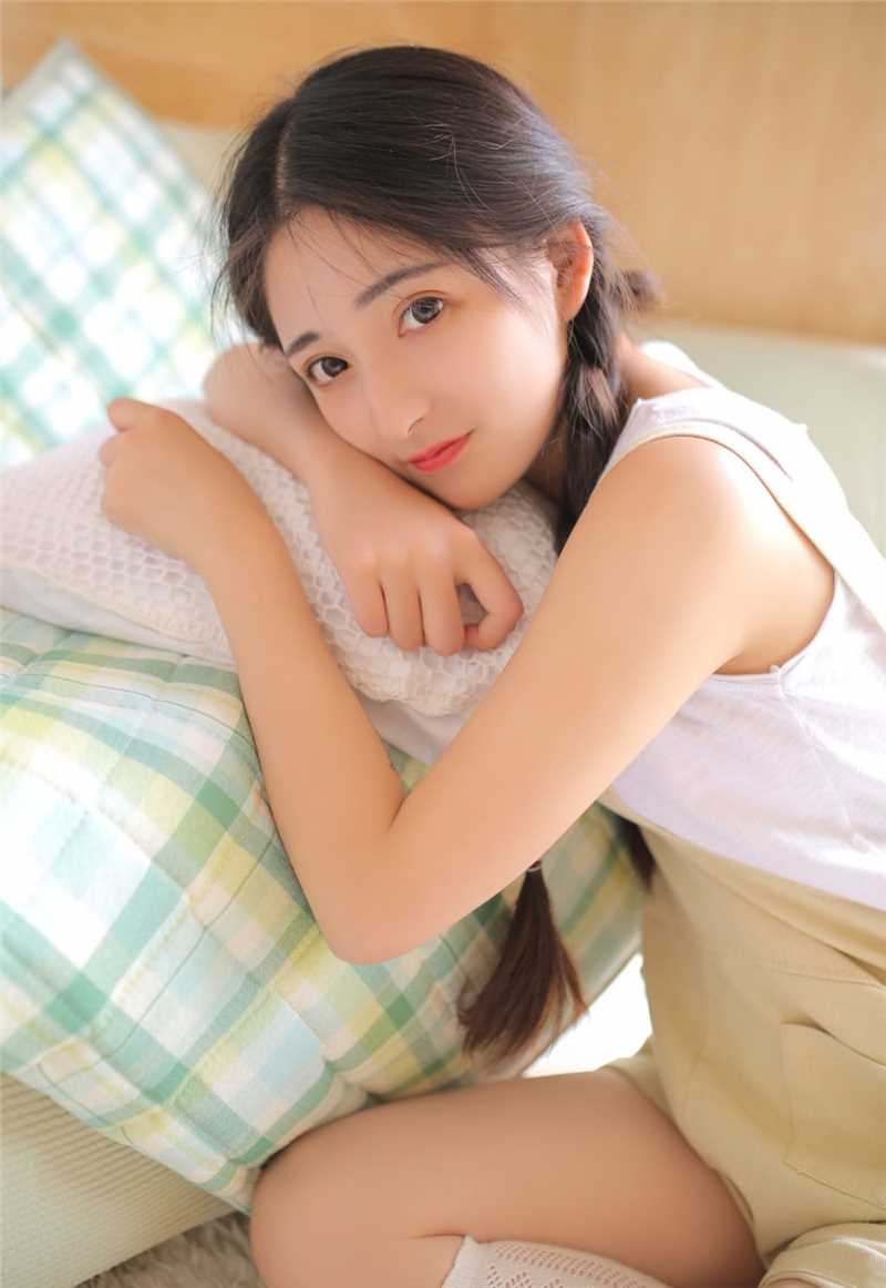 最新白丝少女背带短裤青春甜美风图片壁纸