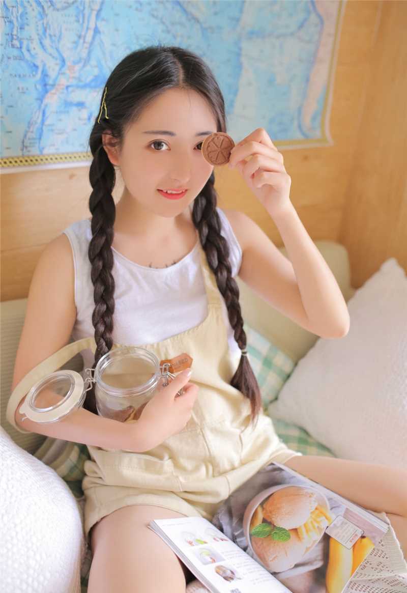 最新白丝少女背带短裤青春甜美风图片壁纸